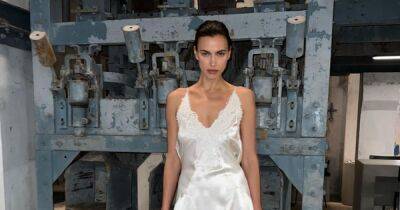 Ирина Шейк в платье-комбинации позировала на фоне индустриального пейзажа