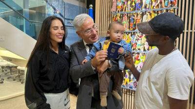 Впервые: израильский паспорт вручили младенцу, рожденному в Эмиратах