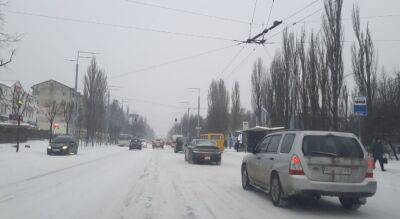 Непогода в Украине: уже намело 60 см снега, машины летят с дорог. Фото