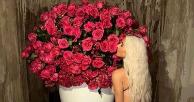 Ким Кардашьян похвасталась огромным букетом роз (фото)
