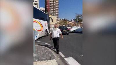 Видео: водитель автобуса угрожал застрелить сигналившего ему автомобилиста