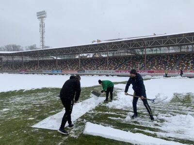 Тернопольская Нива обещает пустить на матч с Эпицентром болельщиков, которые помогут расчистить поле от снега