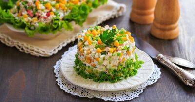 Вкусные выходные: классический крабовый салат с кукурузой