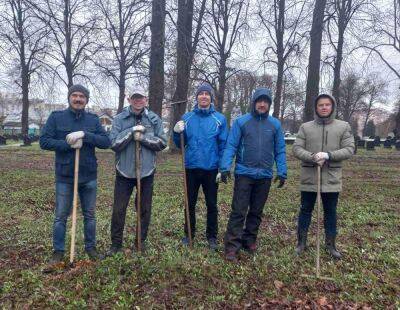 Сотрудники областного управления №400 ОАО «АСБ Беларусбанк» участвуют в наведении порядка на военном кладбище