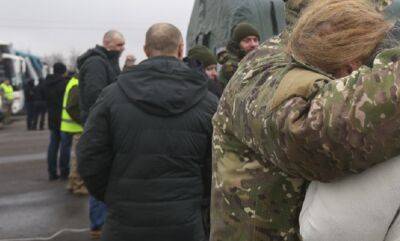 "Своих не бросаем": Украина вернула домой из плена морских пехотинцев, кадры и детали