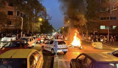 Іранські протести не вщухають, спалено будинок-музей аятоли Хомейні (ВІДЕО)