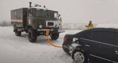 Сильнейшие снегопады накрыли большую часть Украины: в Укравтодоре рассказали, что происходит на дорогах. Видео