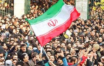 Протесты в Иране: появилось видео с горящим домом аятоллы Хомейни