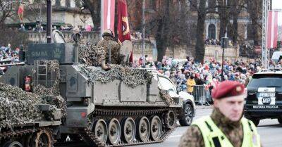 За военным парадом в Риге следили примерно 70 000 человек