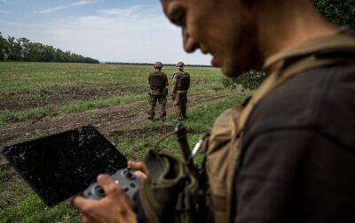 Українські військові гранатами атакували росіян під Бахмутом (відео)