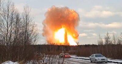 Огонь до небес: мощный взрыв произошел на газопроводе под Санкт-Петербургом (видео)
