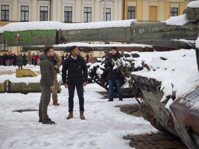Сунак вместе с Зеленским посетив выставку уничтоженной российской техники на Михайловской площади. Видео