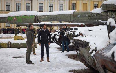 Сунак осмотрел уничтоженную технику РФ в Киеве