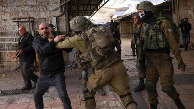 Беспорядки в Хевроне: израильтянин напал на военнослужащую ЦАХАЛа с палкой