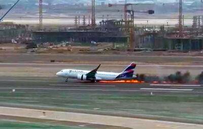 В аэропорту Лимы взлетавший самолет столкнулся с пожарной машиной: видео