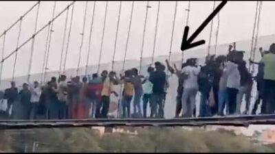 В Индии уже более 140 погибших после обрушения популярного туристического моста