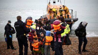 Поджог центра для мигрантов в Британии перерос в политический скандал
