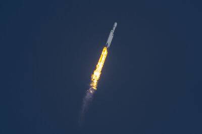 SpaceX впервые за 40 месяцев провела запуск сверхтяжёлой ракеты Falcon Heavy. И это было невероятно красиво