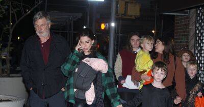Алека Болдуина сфотографировали на прогулке в Нью-Йорке с женой и детьми