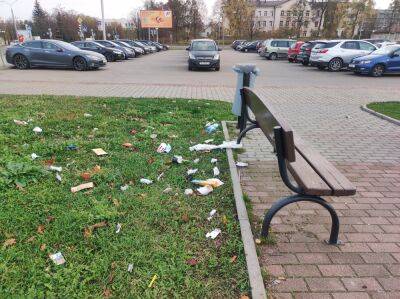 Переполненные урны и мусор: читательница «ГП» обратила внимание на периодический беспорядок напротив входа в спорткомплекс «Неман»