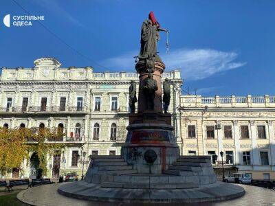На памятнике Екатерине II в Одессе появились красный колпак палача и удавка. Фото