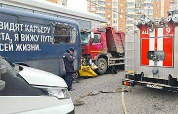 Белорус в Москве раздавил самосвалом такси и скрылся