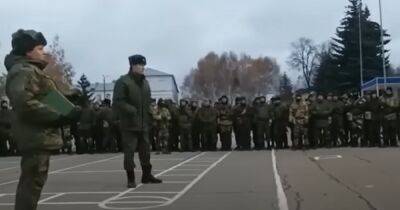 В России группа мобилизованных вышла на протест, не получив обещанных Путиным выплат: их "успокоили" бойцы ОМОНа (ВИДЕО)