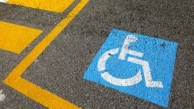 Суд Иерусалима разрешил инвалидам парковаться на местах для машин полиции