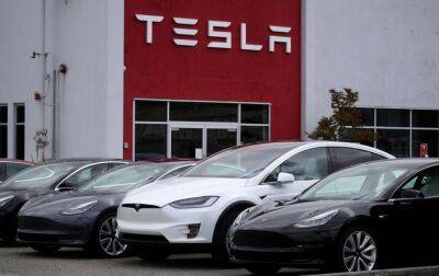 Tesla відкликає понад 320 000 автомобілів у США: у чому причина