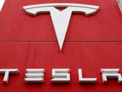 Tesla отзывает более 321 000 автомобилей в США