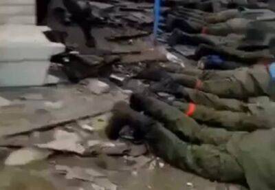 Розстріл російських військових, які здались у полон: що сталося насправді (повні відео)