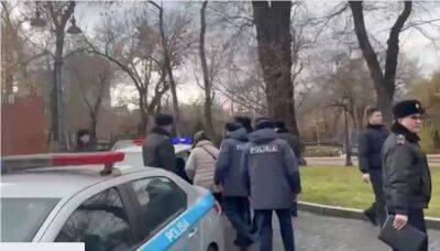 В Алматы в день выборов в трех локациях задержали около 30 человек