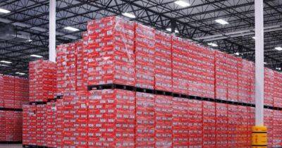 Budweiser показал гору пива, которую пришлось изъять из-за запрета в Катаре