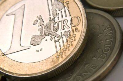 Курс валют на 21 ноября: Доллар на наличном рынке потерял 10 копеек, евро — 20 копеек