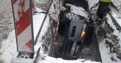 ФОТО. ЧП в Пардаугаве: Audi провалился в яму на глубину около 3 метров