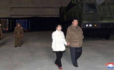 Ким Чен Ын впервые появился на публике с дочерью
