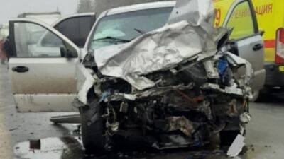 На трассе "Холмогоры" столкнулись две иномарки, один водитель погиб, второй пострадал