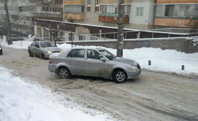 Непогода натворила беды: в Киеве из-за гололеда произошла масштабная авария с десятком машин - видео