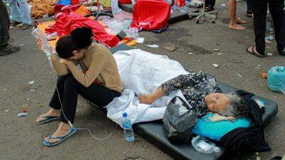 Число жертв землетрясения в Индонезии растет