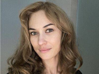 Украинская девушка Бонда Куриленко в кожаном мини пленила изгибами: "Потрясающе красиво"