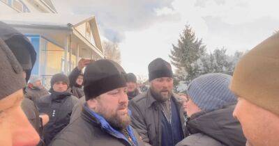 "Почему не на передовой?": священники УПЦ МП устроили перепалку с военными под Хмельницким