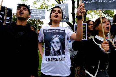 Расследование CNN: в Иране задержанных женщин подвергают изнасилованиям