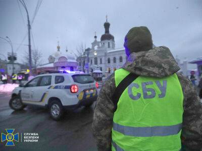 СБУ и Нацполиция проводят проверку в Киево-Печерской Лавре. Фото