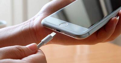 Чи шкідливо заряджати телефон кілька разів на день: експерт дав відповідь