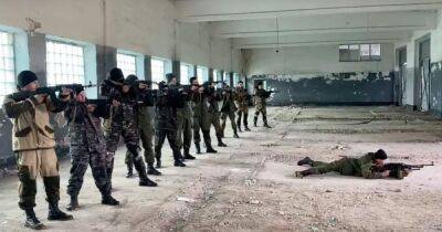 Под гороховым обстрелом: мобилизованных в РФ начали обучать страйкболисты (фото)