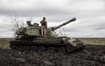 Українські артилеристи атакували танк російських окупантів (відео)