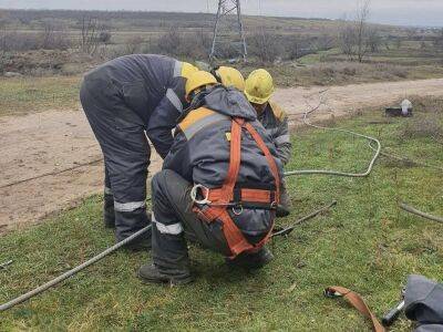 ДТЭК привлек шесть аварийных бригад и 21 единицу спецтехники для возобновления электроснабжения в Херсонской области