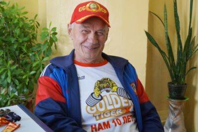 60 лет занимается тяжёлой атлетикой кунгуряк Виктор Кадочников