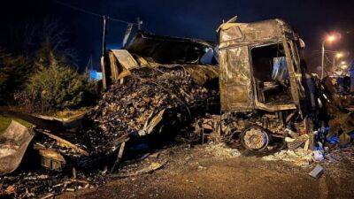 На Кубани зерновоз столкнулся с фурой, перевозившей алкоголь, та загорелась. Один из водителей пострадал