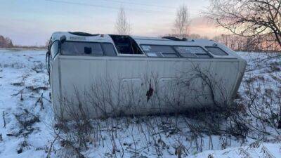 Автобус с пассажирами опрокинулся в Новосибирской области